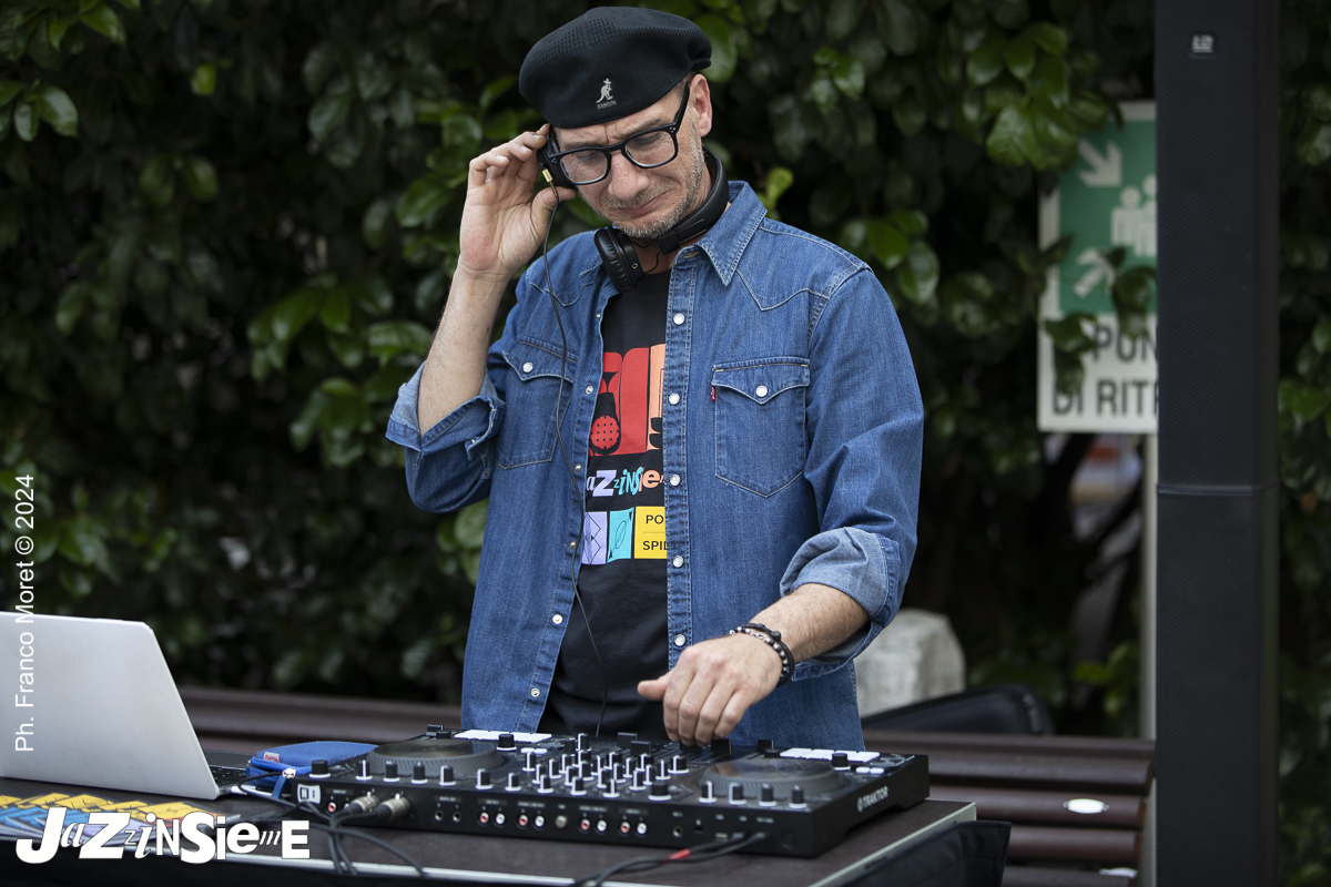 Dj Mookie